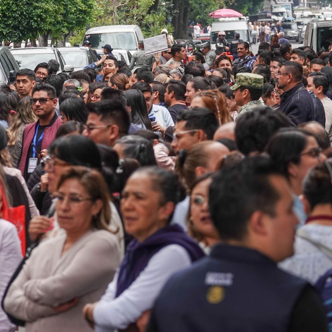 Personas desalojadas por temblor en México